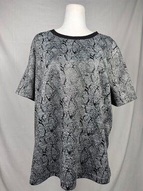Chico's Black & Gray Snake-Print Short Sleeve Tee